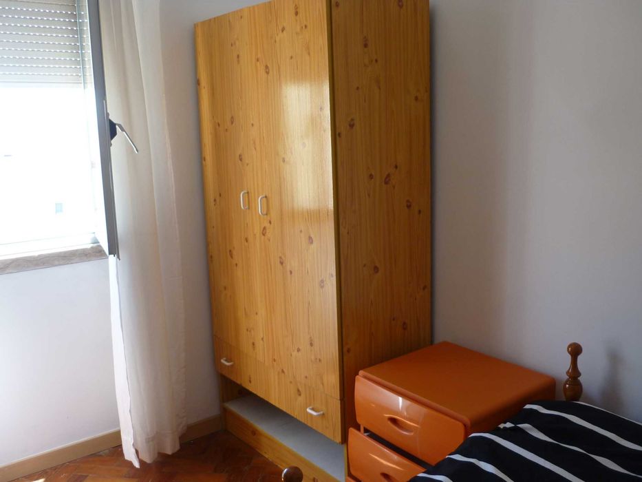 Quarto para arrendar Cruz Quebrada a estudante ou jovem profissional