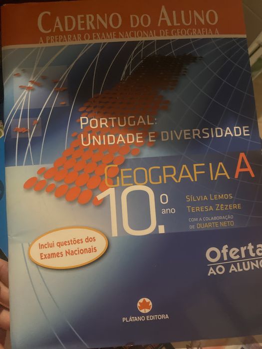 Cadernos de atividades de diversas disciplinas 10° e 11°