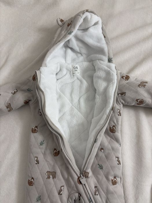pikowany kombinezon niemowlęcy ze wzorem w leśne zwierzęta C&A 68 cm