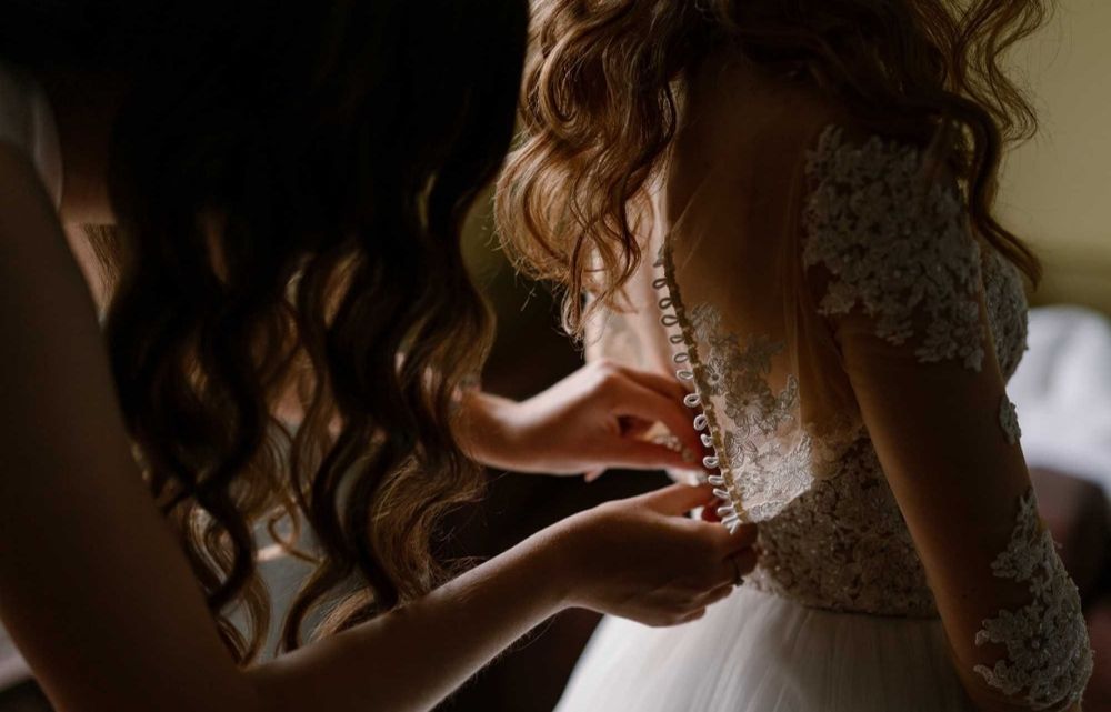 Piękna suknia ślubna księżniczka z długim welonem