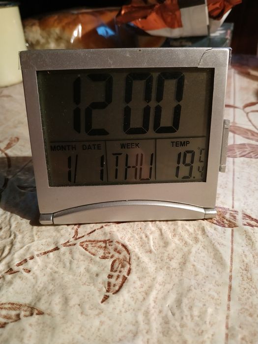 Электронные настольные часы