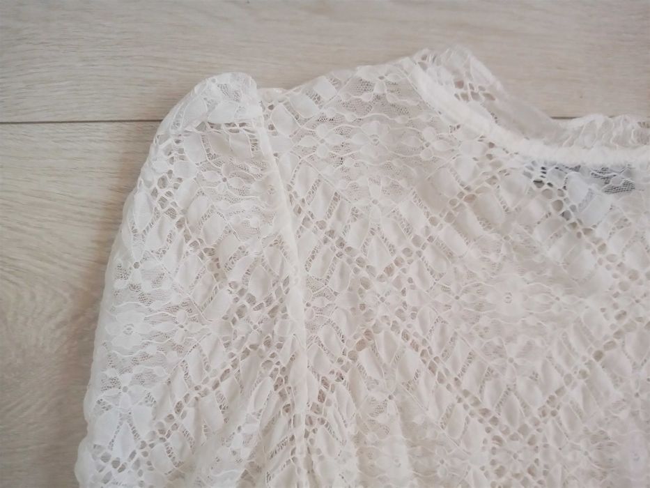 Piękna biała koronkowa bluzka z baskinką