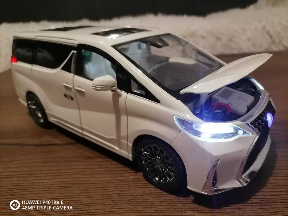 Lexus toyota van 1:18 ele.otwierane  drzwi kolekcjonerski swiatla NOWY