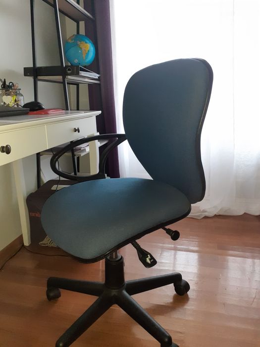 Cadeira de escritório azul.
