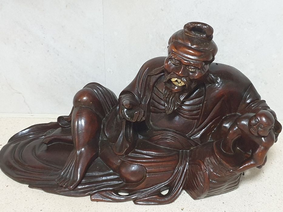 Grande antiga escultura de Buda deitado em madeira exótica esculpida