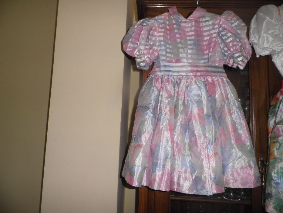 Vestidos de criança novos.