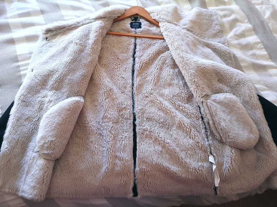 Casaco preto todo em pêlo por dentro Bershka, tamanho S