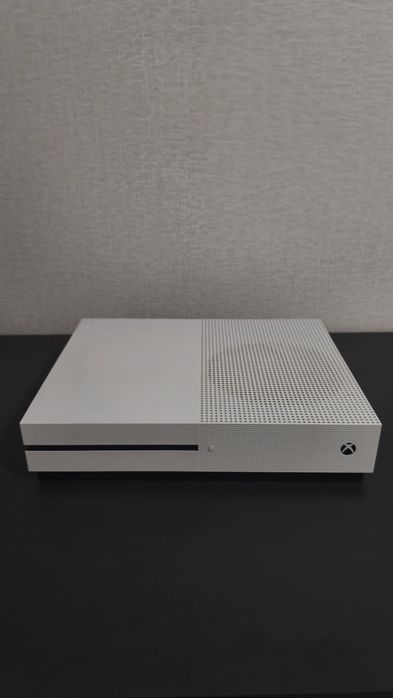 XBOX ONE S 1TB + 2 геймпади + farming simulator 17

FARMING SIMULATOR