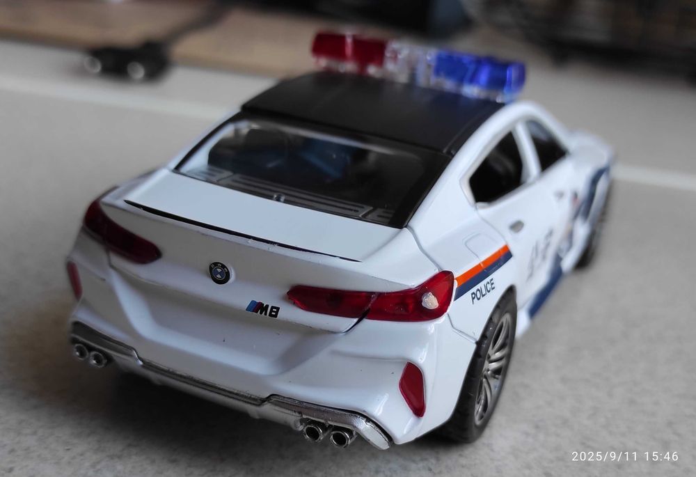 Metalowy model samochodu BMW M8 Police. samochód bez pudełka