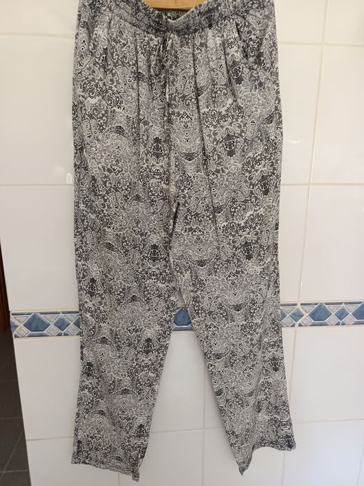 Calças com padrão renda