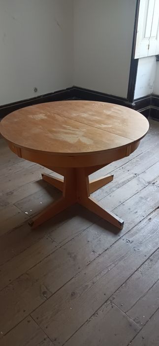 Mesa em madeira maciça redonda