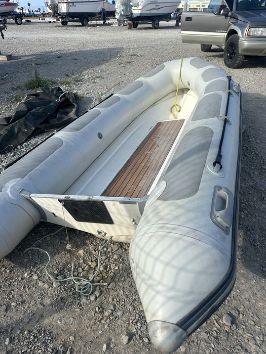 Vendo barco valiant 340 com motor 8hp e atrelado tudo legalizado