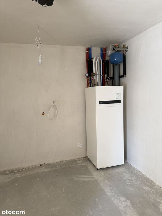 Nowoczesny dom z garażem, klimatyzacją, PC, PV i urządzonym ogrodem
