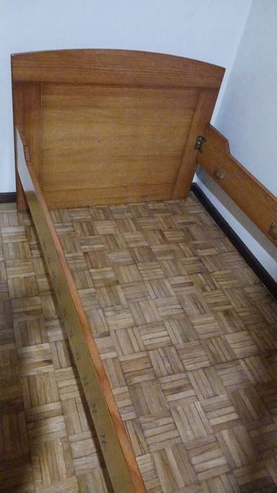 Beliche de duas camas em madeira