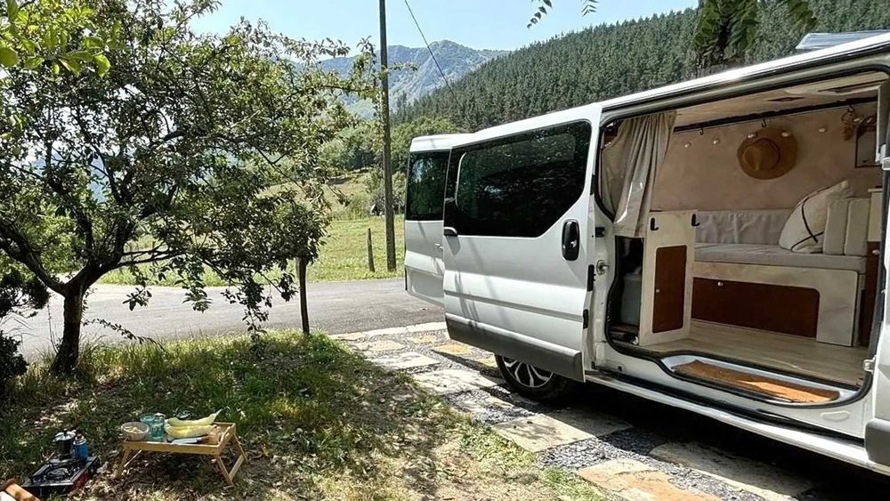 Renault Trafic Campervan (2012) – Móveis Removíveis & Solar Off-Grid!