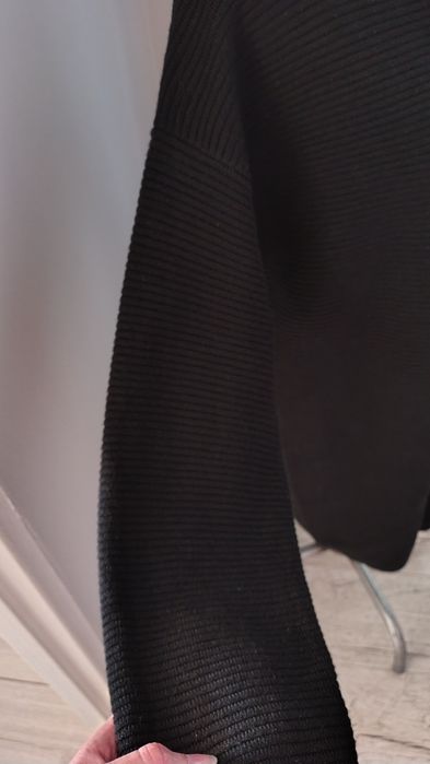 Szary dłuższy sweter w serek