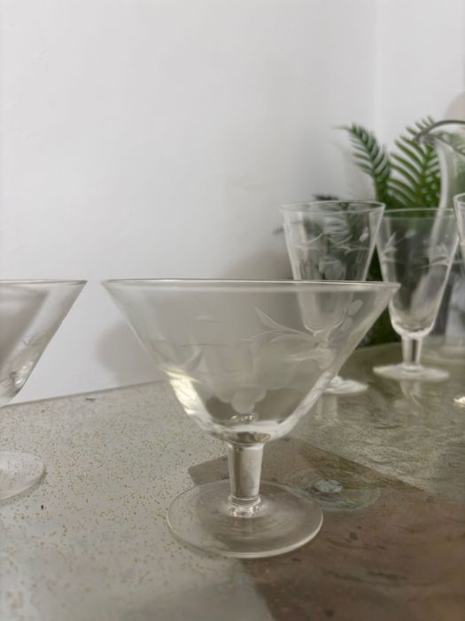 Conjunto de Copos e Taças em Vidro Gravado — 17 peças