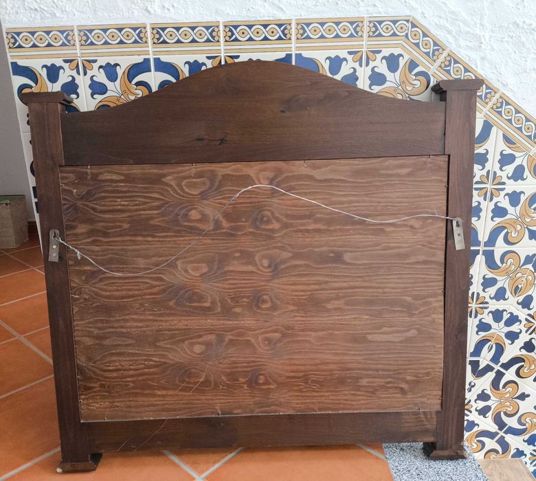Espelho com moldura em madeira maciça, como novo.