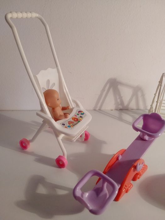 Brinquedos: 2 bebés com baloiços, banheira e carrinho