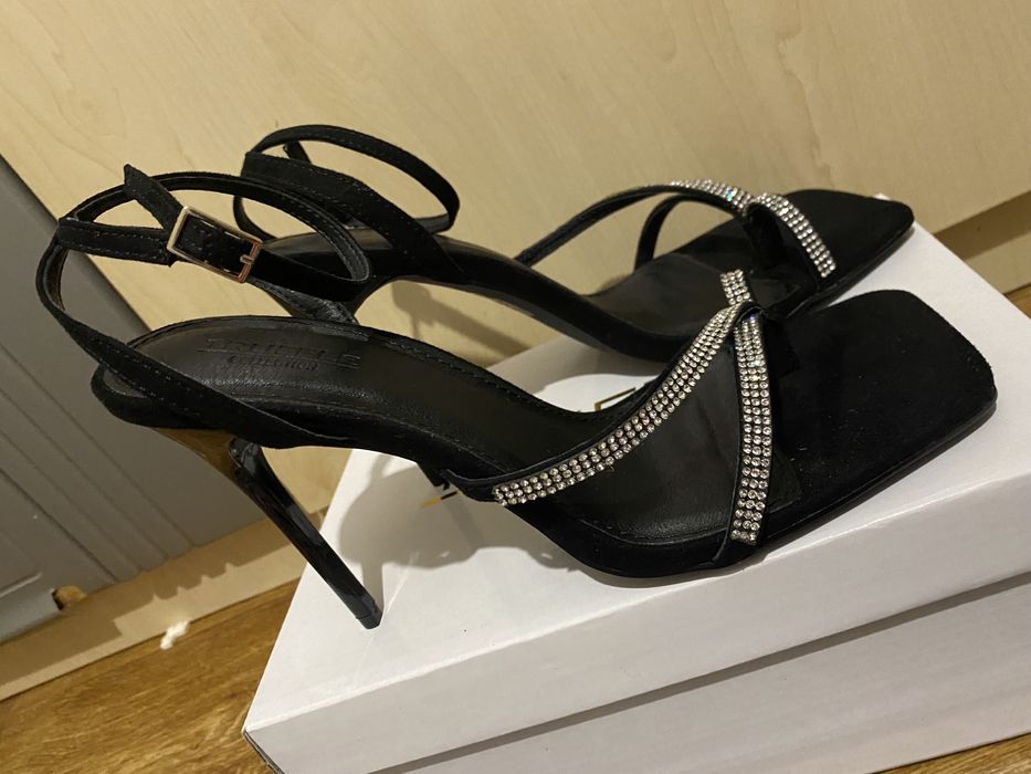 Продам Нові Замшеві босоніжки 38-39 розмір