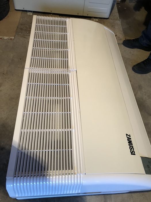 Кондиціонер Zanussi підлогово-стельвого типу.