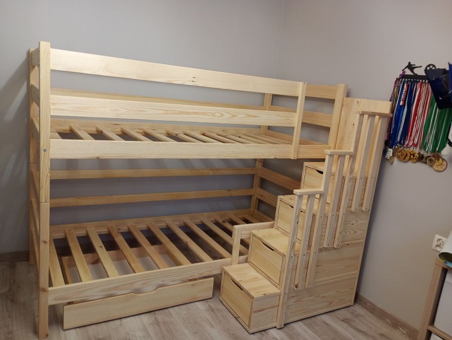 Łóżko piętrowe ze schodami