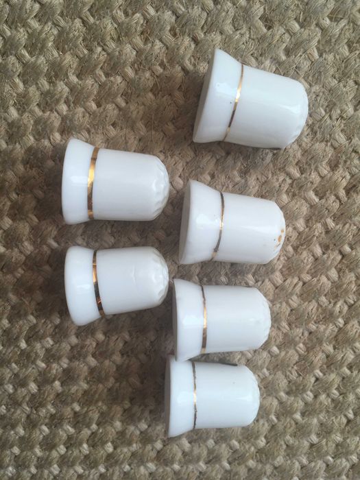 Vários dedais com borboletas