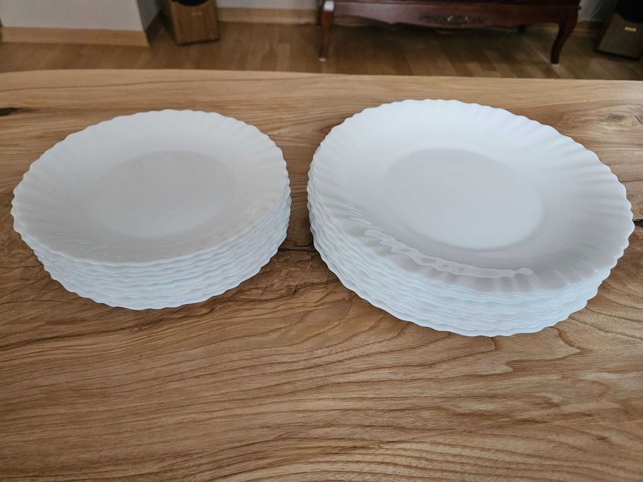 Komplet talerzy z białego duralexu