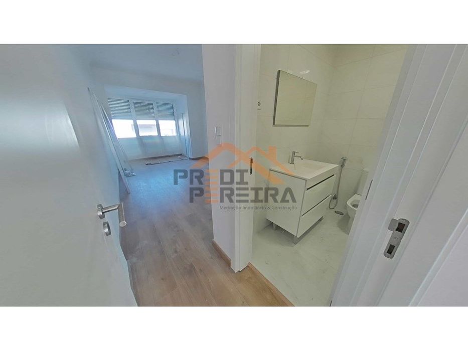 Apartamento T3 totalmente remodelado - Santo António dos Cavaleiros...