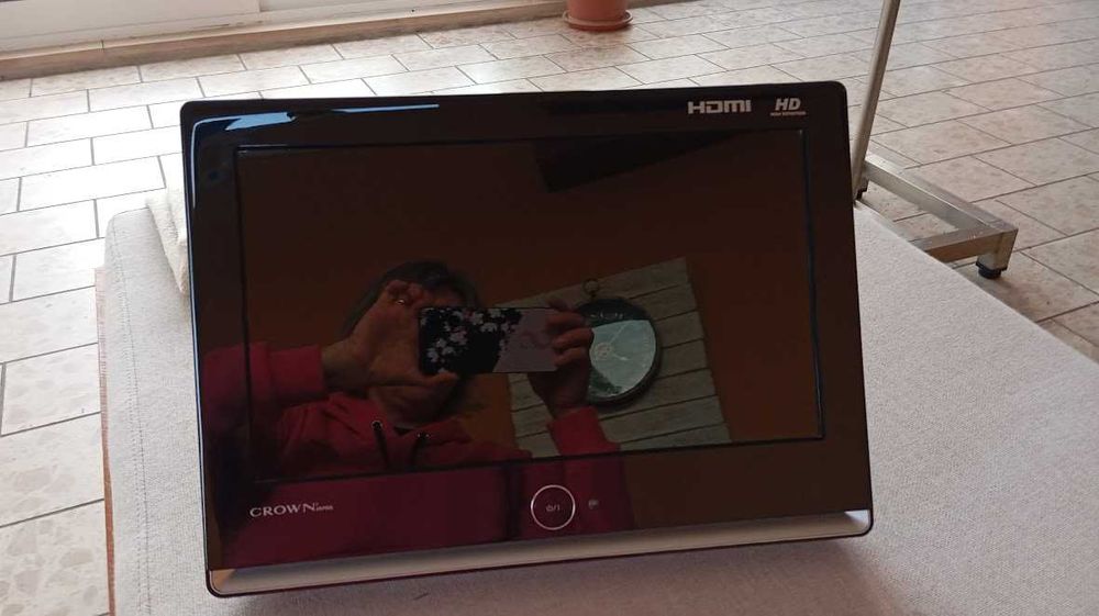 TV da marca crown pequena com suporte