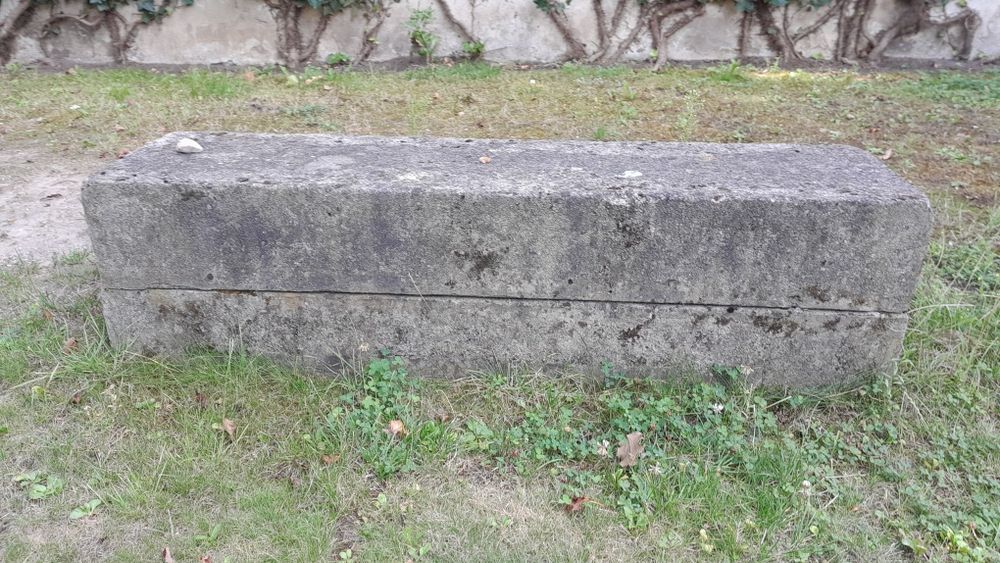 Stare bloki betonowe.