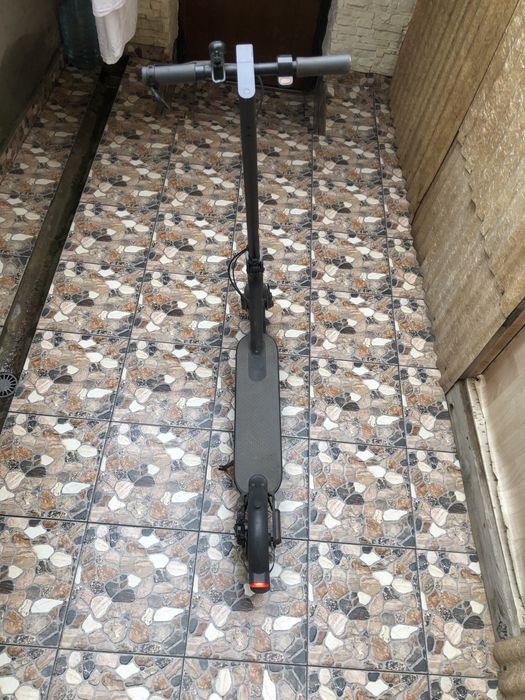 Продам самокат Xiaomi Mi Electric Scooter Essential