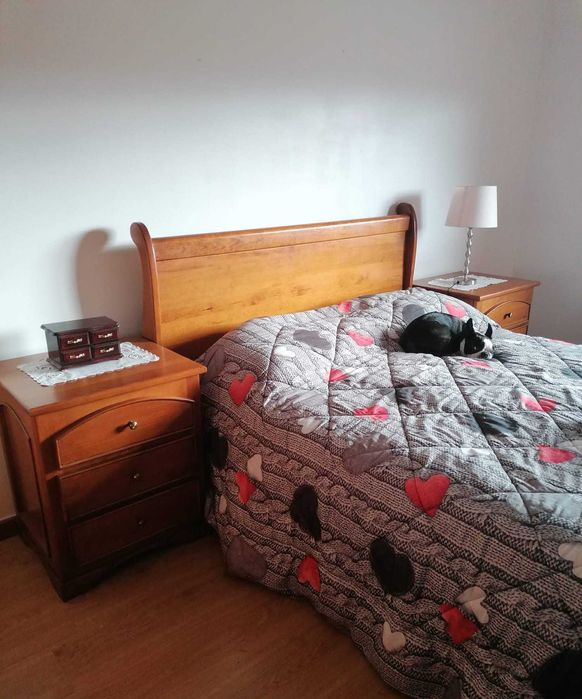 Cama de casal em madeira maciça + 2 mesinhas + estrado