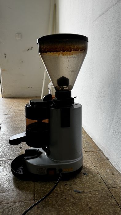 Máquina de café industrial + moinho – moinho funcional, máquina por testar