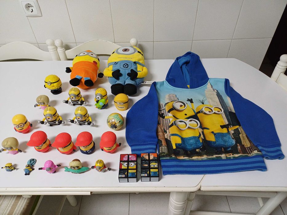 Conjunto de Minions com 18 bonecos 2 peluches 2 puzzles 1 bola 1 swet