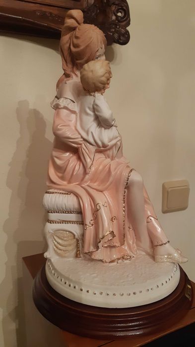 estátua em marfinite mãe rica