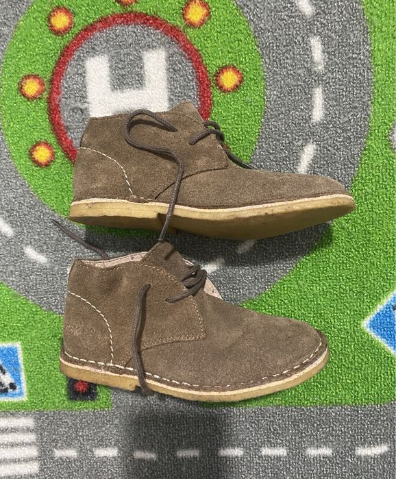 Botas de criança em pele