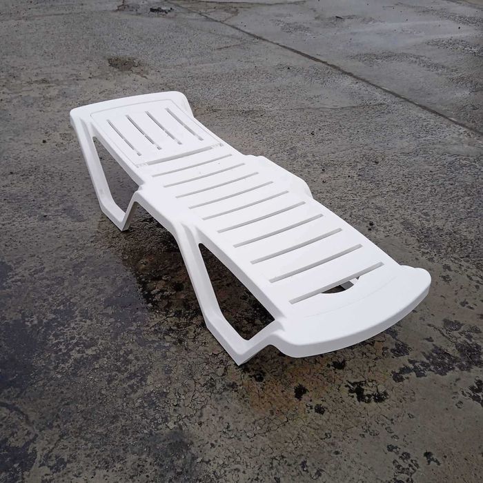 Пластиковий шезлонг для дому, саду, басейну, готелів та пляжів