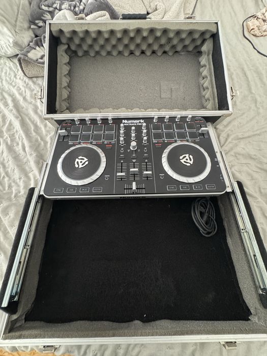 Controladora Numark mixtrack pro II com case