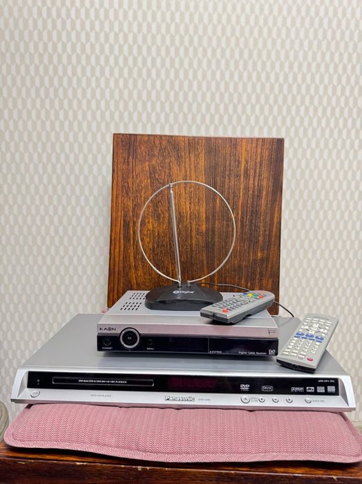 Телевізор Panasonic і DVD/CD плеєр комплект