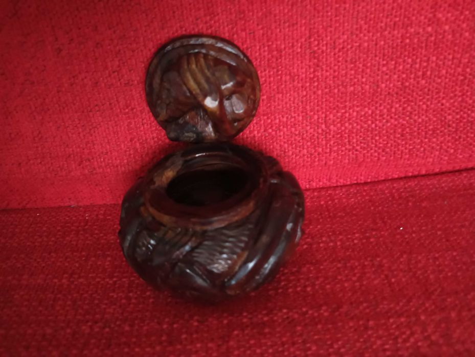 Caixa madeira africana sólida com relevos 6cm diâmetro