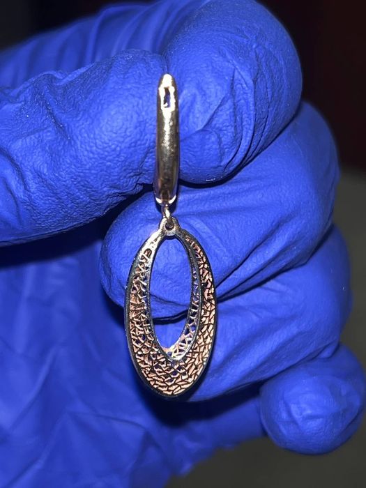 Продам золотые серьги. 3800