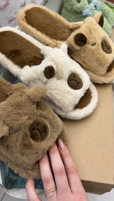 Капібари. Капці з капібарою. Тапки капібари. Шльопанці коричневі