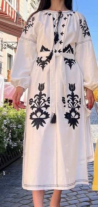 Вишита сукня під пояс