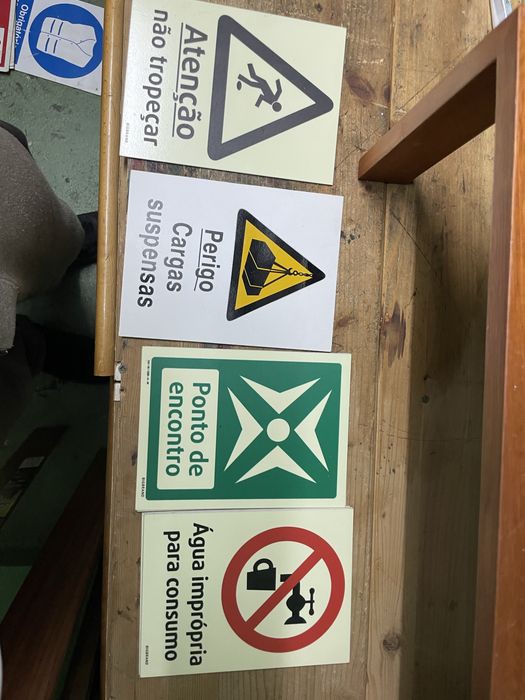Lote de Sinalética (217 pecas totais)