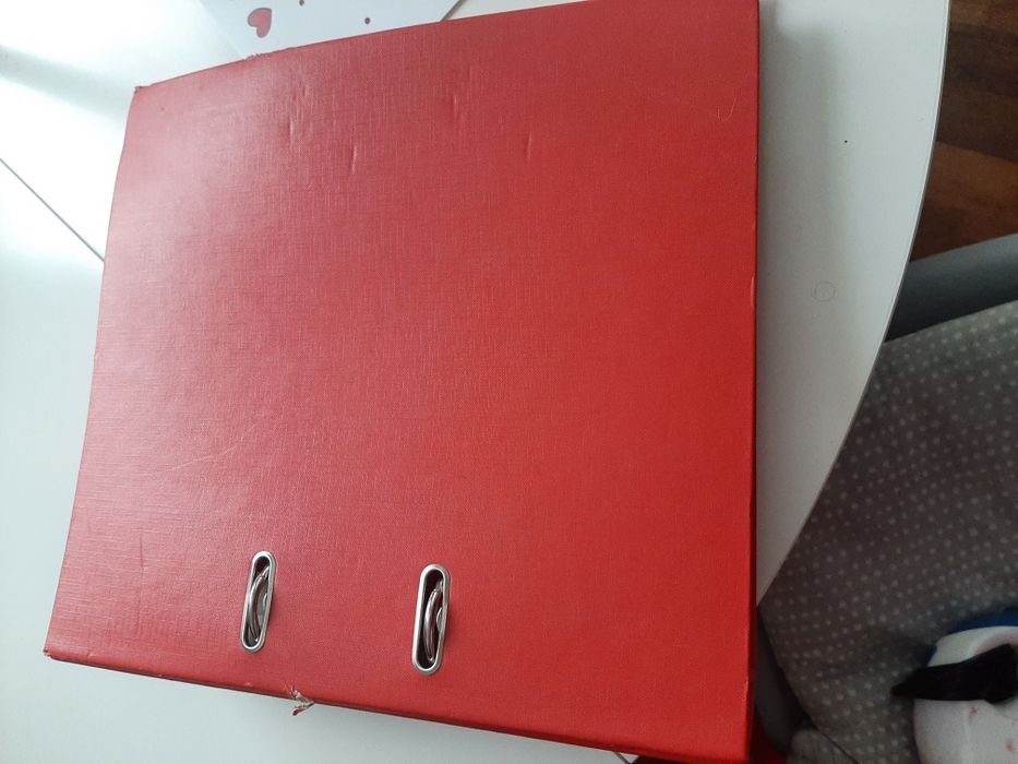 Czerwony segregator i 10 skoroszytow