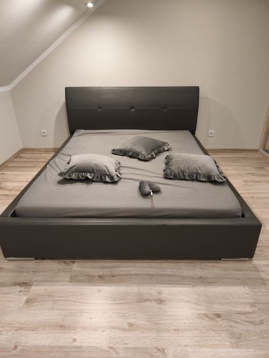 Łóżko z materacem stelażem eko skóra