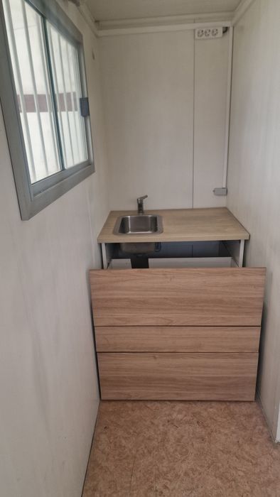 Contentor reboque atrelado cosinha e WC