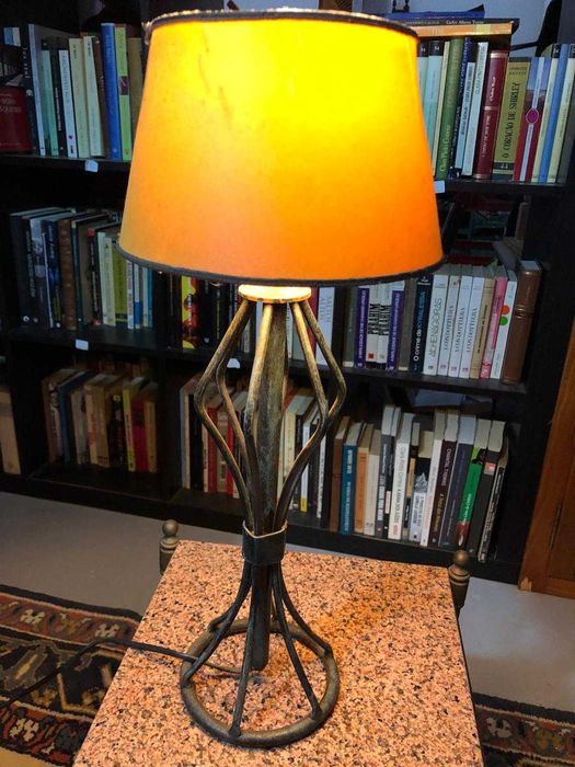 Candeeiro de mesa,pés em ferro forjado verde