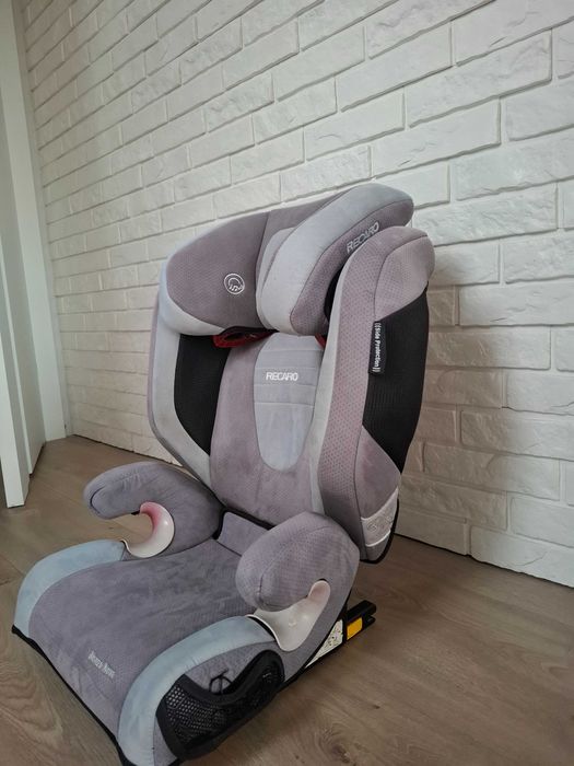 Fotelik dziecięcy marki RECARO